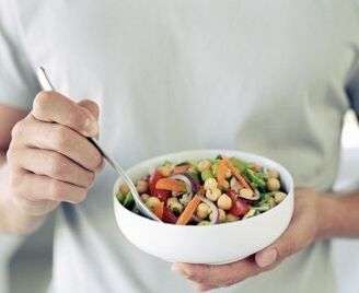 Un bărbat folosește alimente utile pentru a crește potența